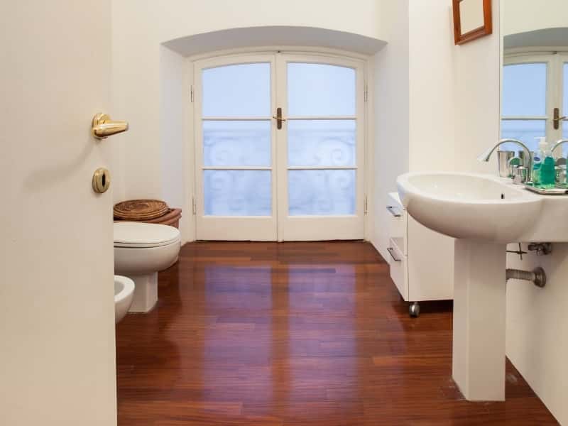 Can Vinyl Floors Be Used In Bathrooms, Can You Set A Toilet On Vinyl Plank Flooring