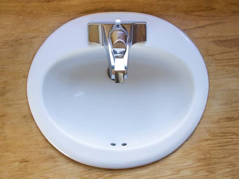 do bathroom sinks need a backsplash