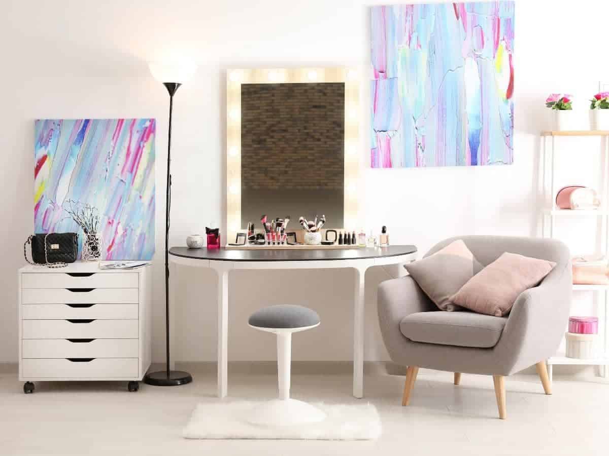 What Is the Standard Height & Width of a Makeup Vanity?