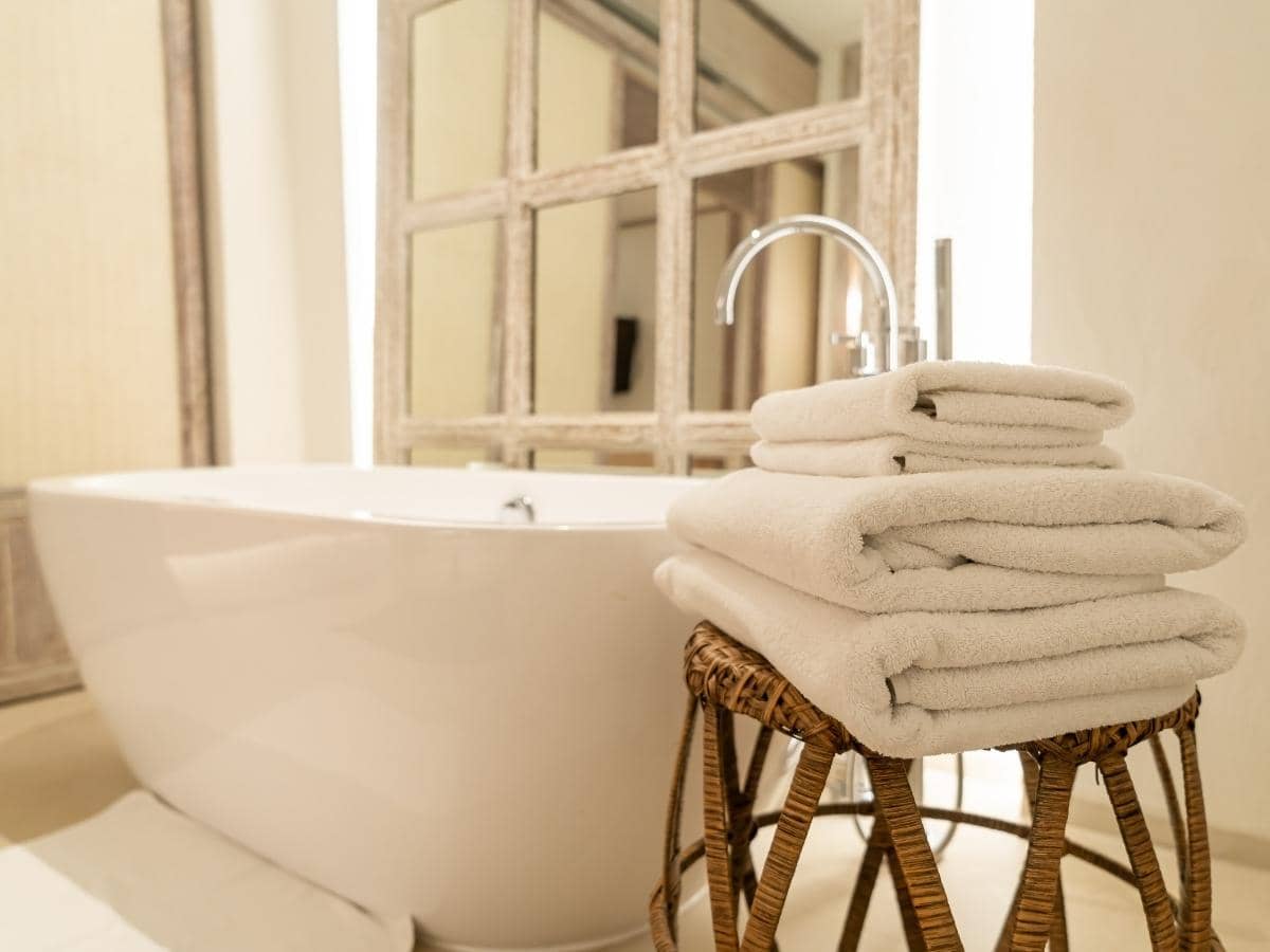 Can You Use Magic Eraser on Acrylic Tub? (Explained)