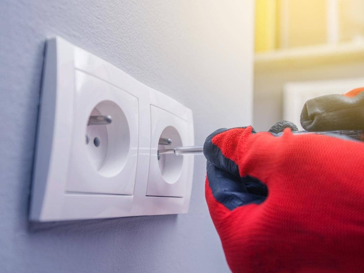 What Size Screws for Electrical Outlet Box? (Answered)