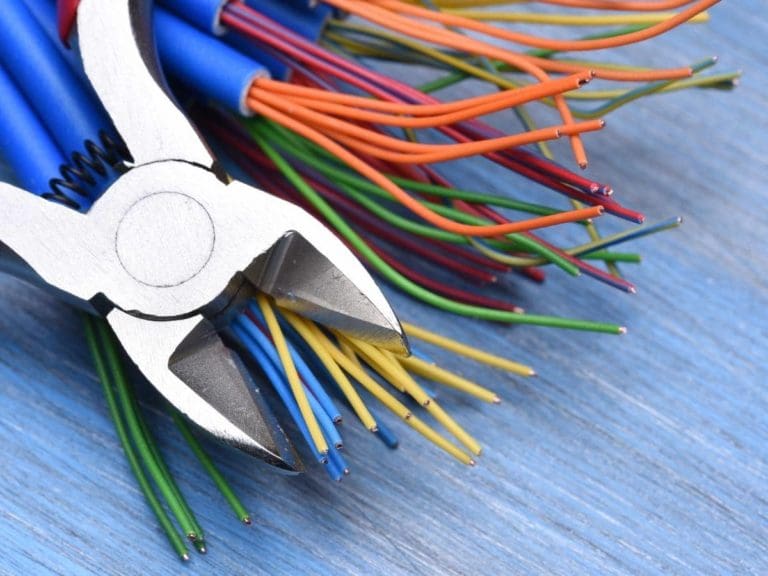 What Size Wire for 200 Amp Service Underground? (Explained)