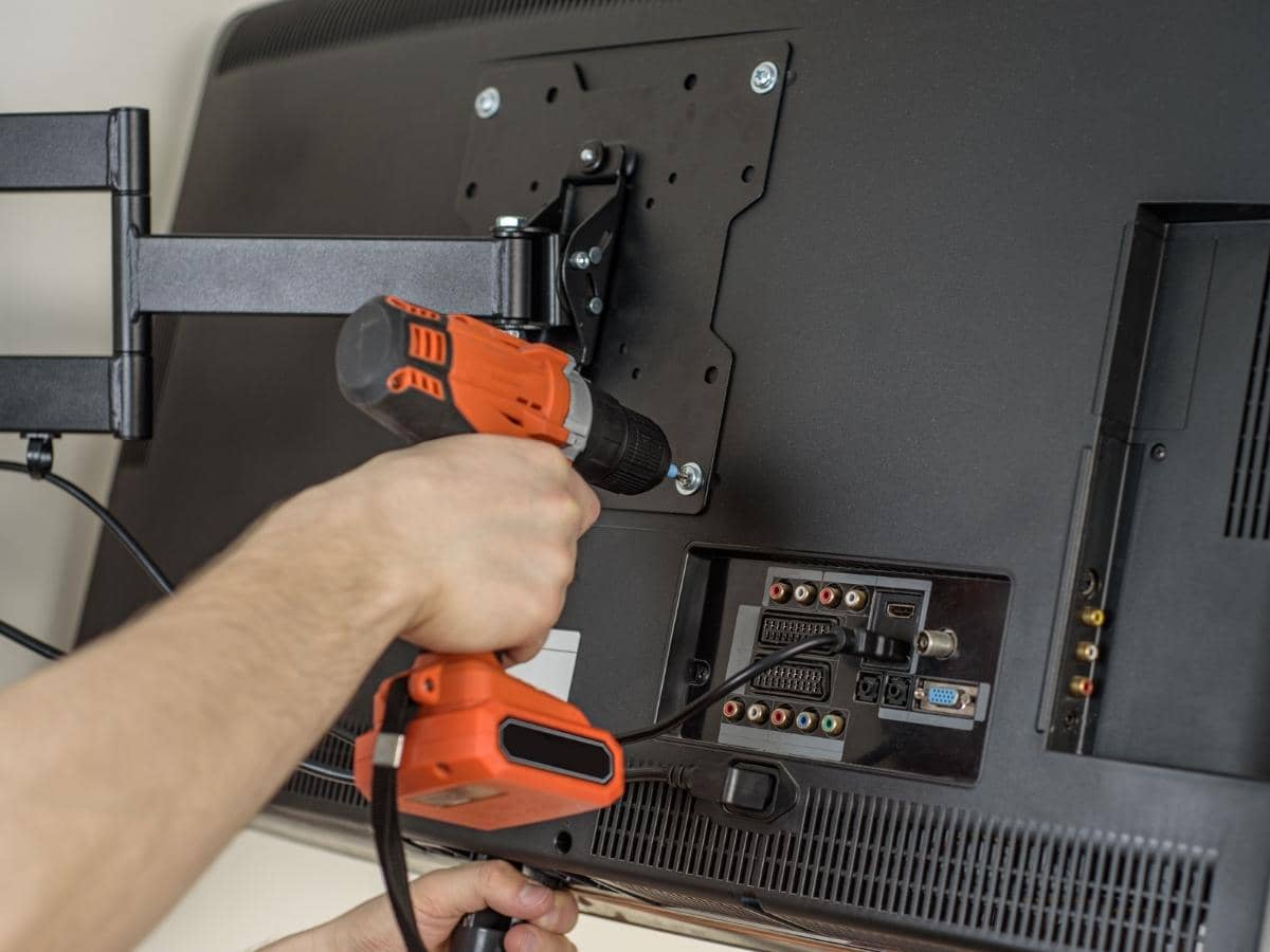 What Size Screws to Mount a Samsung TV? (Quick Answers)