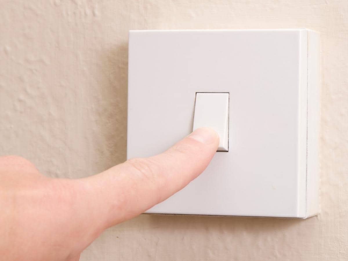 What Is the Difference Between Single and Double Pole Switch?