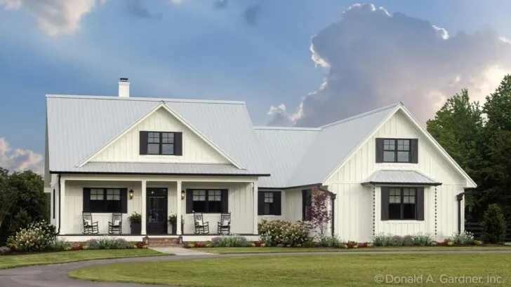 1-Story 3-Bedroom Modern Farmhouse with Screened Porch and Split-bed Layout (Floor Plan)