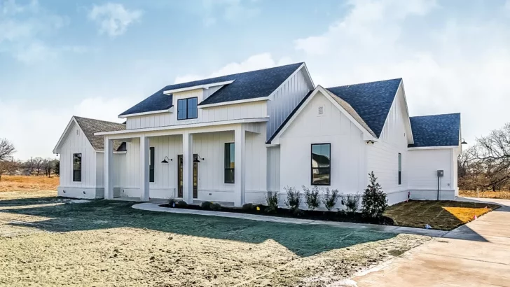 3-Bedroom 1-Story Modern Farmhouse With Private Master Suite (Floor Plan)
